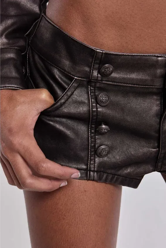 Alektra Mini-Shorts aus PU-Leder im Military-Stil