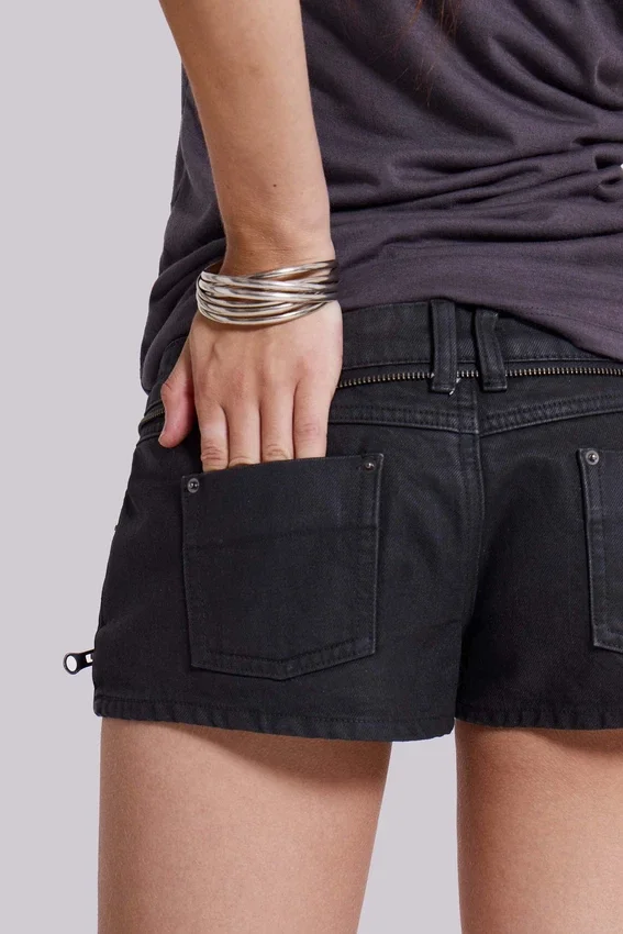 Ardor Coated Mini-Jeansshorts in Schwarz