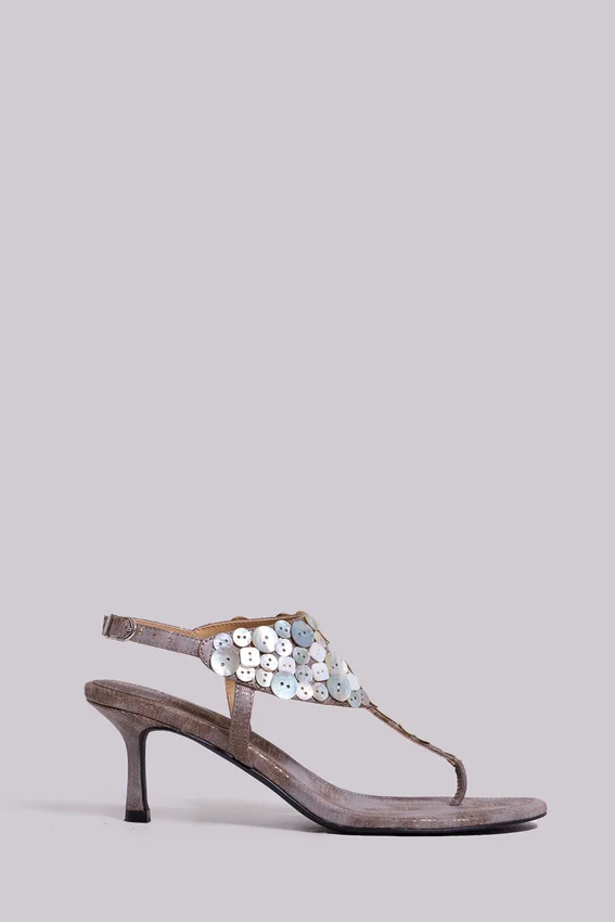 Azaela Sandalen mit Metallic-Knöpfen und Absatz