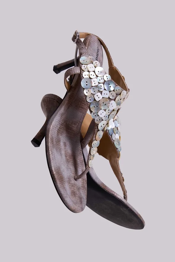 Azaela Sandalen mit Metallic-Knöpfen und Absatz
