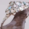 Azaela Sandalen mit Metallic-Knöpfen und Absatz