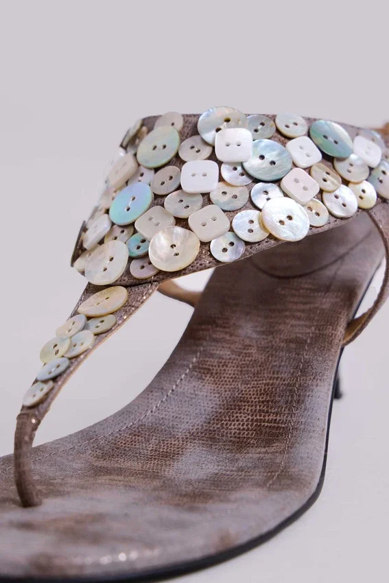 Azaela Sandalen mit Metallic-Knöpfen und Absatz