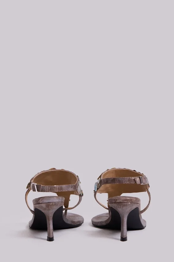 Azaela Sandalen mit Metallic-Knöpfen und Absatz
