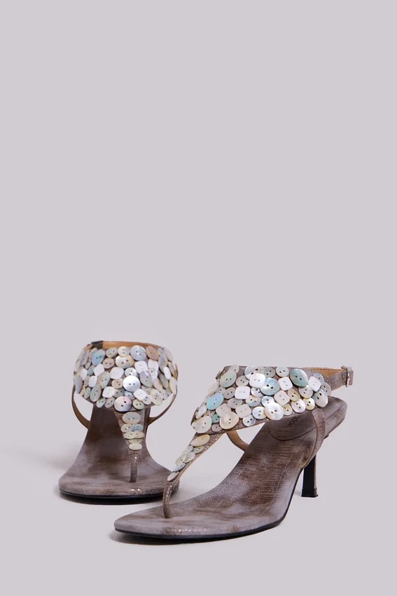 Azaela Sandalen mit Metallic-Knöpfen und Absatz