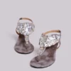 Azaela Sandalen mit Metallic-Knöpfen und Absatz
