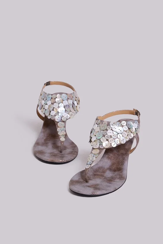 Azaela Sandalen mit Metallic-Knöpfen und Absatz
