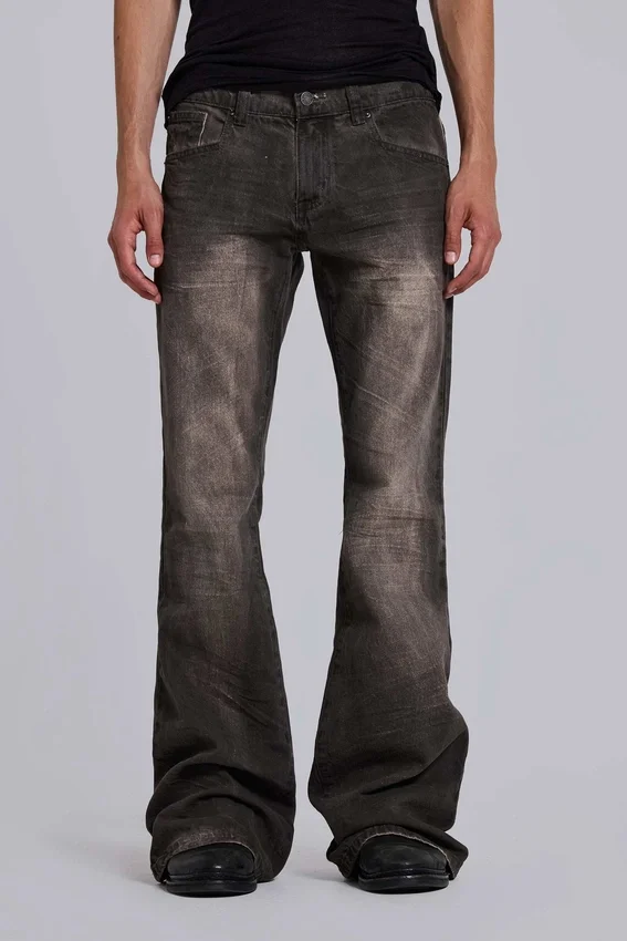 Braune, geknitterte Drift-Bootcut-Jeans