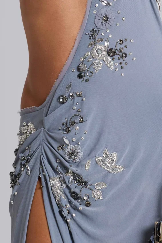 Brisa Asymmetrisches, handperlbesticktes Maxikleid
