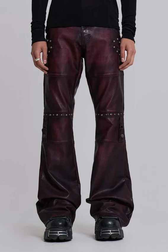 Burgunderrote Drift-Hose im Bootcut-Schnitt aus Kunstleder mit Nieten