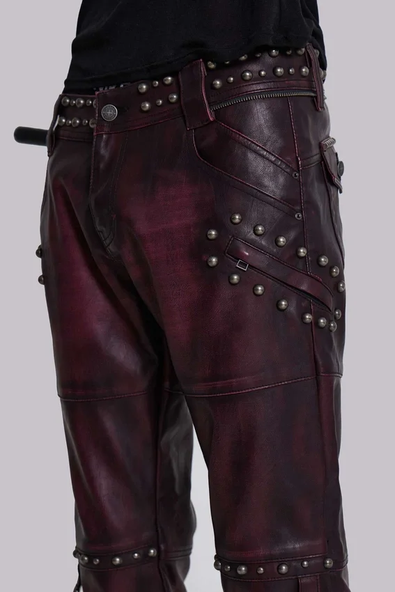 Burgunderrote Drift-Hose im Bootcut-Schnitt aus Kunstleder mit Nieten