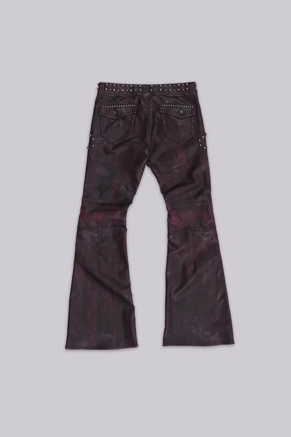 Burgunderrote Drift-Hose im Bootcut-Schnitt aus Kunstleder mit Nieten