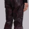 Burgunderrote Drift-Hose im Bootcut-Schnitt aus Kunstleder mit Nieten