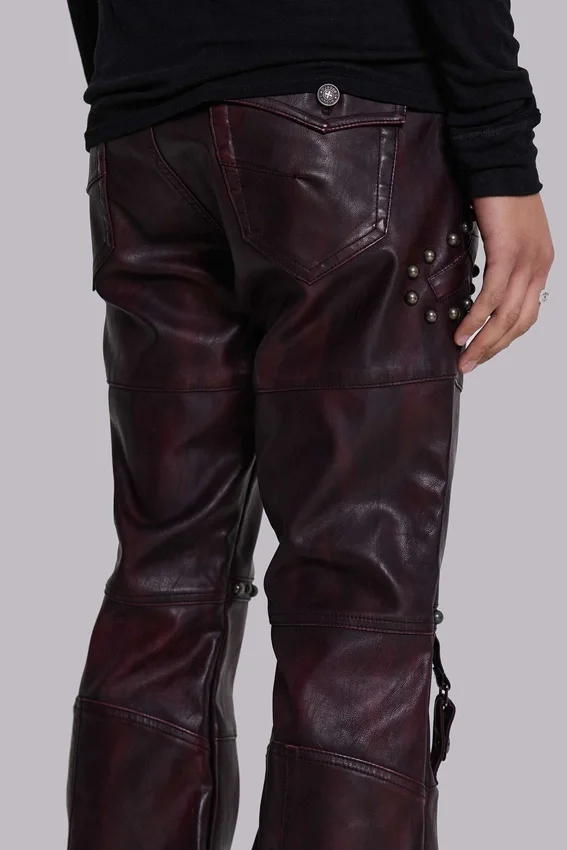 Burgunderrote Drift-Hose im Bootcut-Schnitt aus Kunstleder mit Nieten