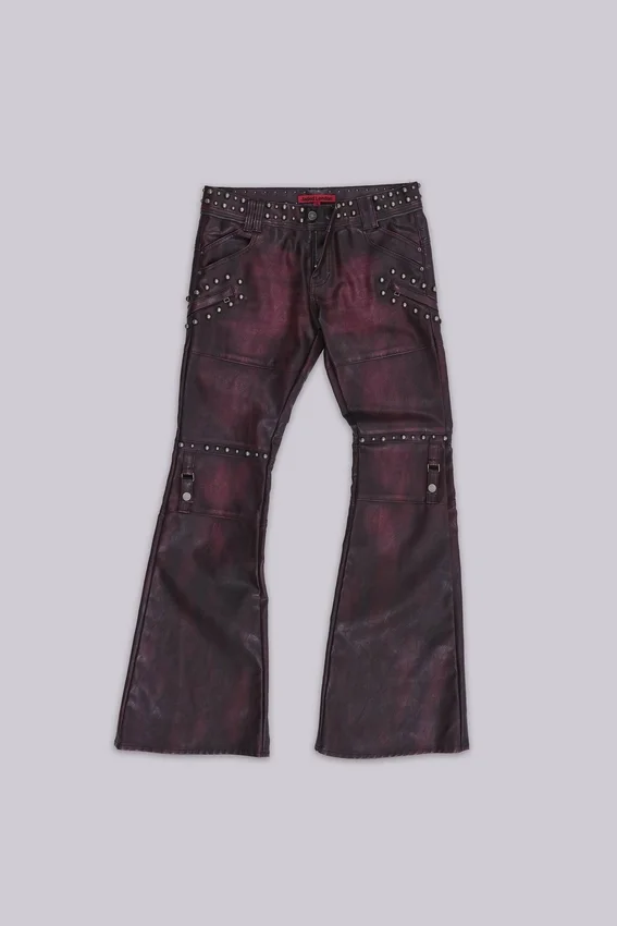 Burgunderrote Drift-Hose im Bootcut-Schnitt aus Kunstleder mit Nieten