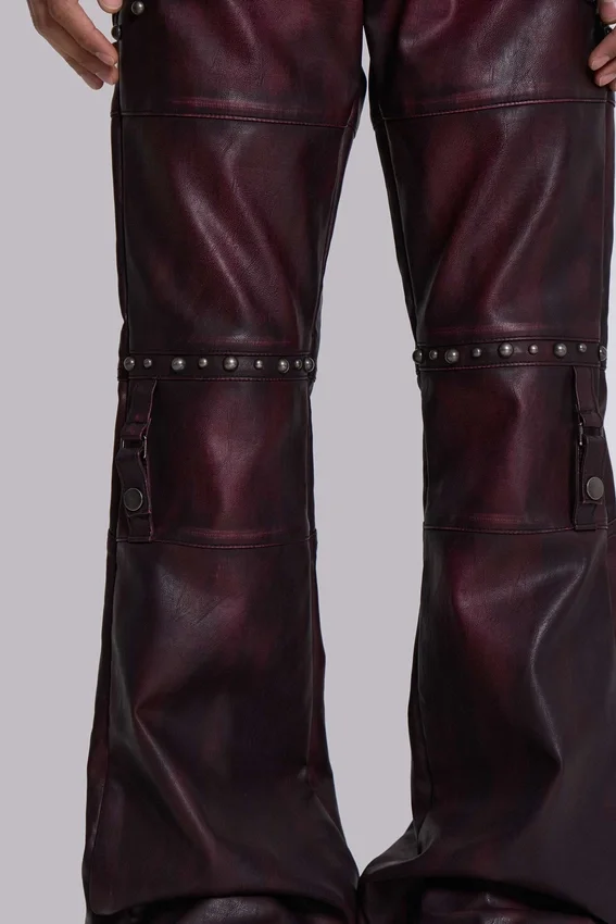 Burgunderrote Drift-Hose im Bootcut-Schnitt aus Kunstleder mit Nieten