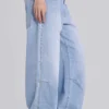 Colossus Jeans mit Nieten in hellblauer Waschung