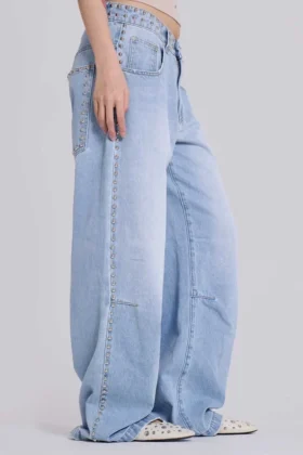 Colossus Jeans mit Nieten in hellblauer Waschung