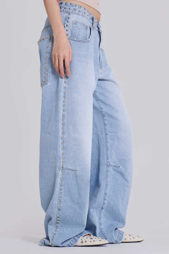 Colossus Jeans mit Nieten in hellblauer Waschung