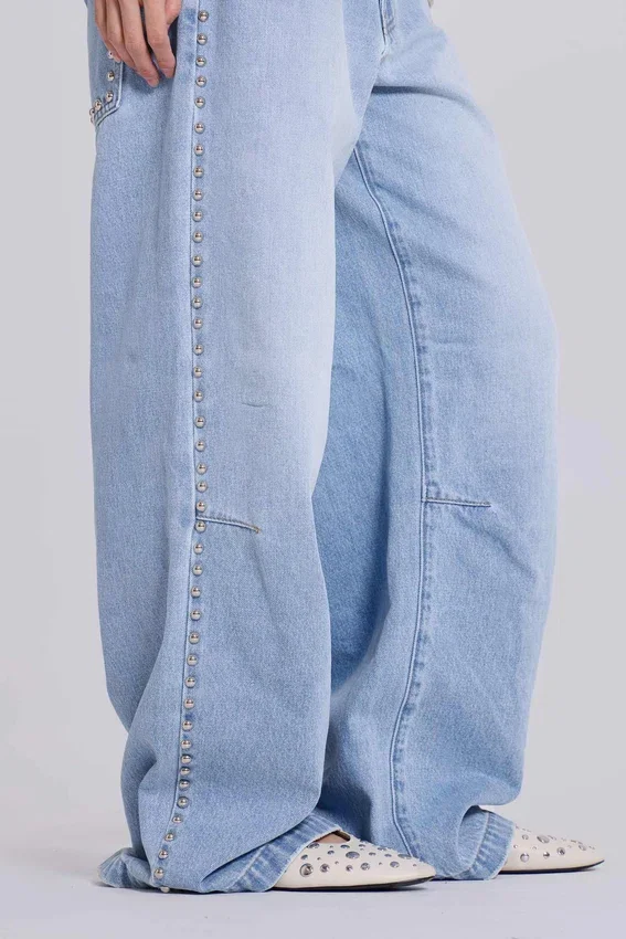 Colossus Jeans mit Nieten in hellblauer Waschung