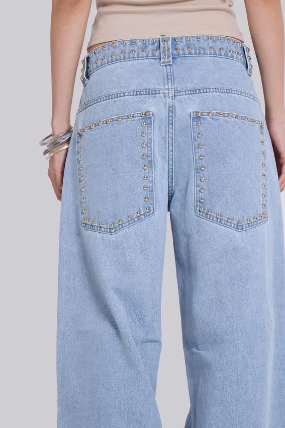 Colossus Jeans mit Nieten in hellblauer Waschung