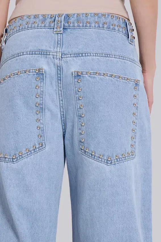 Colossus Jeans mit Nieten in hellblauer Waschung