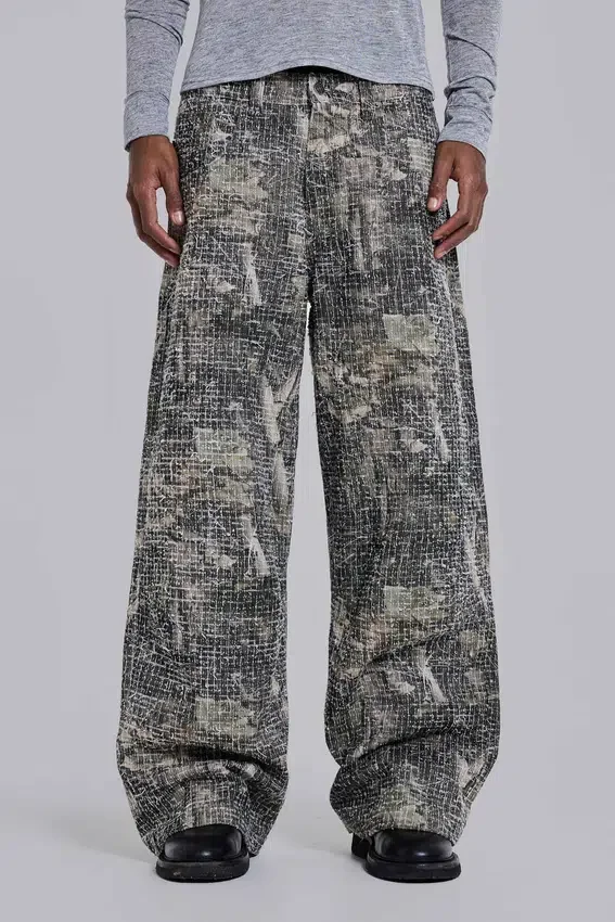 Colossus Jeans mit Woodland-Camo-Muster aus genadeltem Stoff