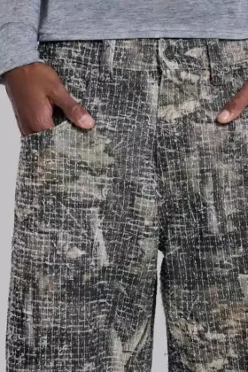 Colossus Jeans mit Woodland-Camo-Muster aus genadeltem Stoff