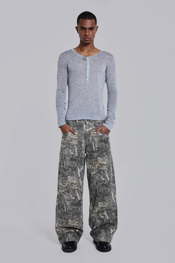 Colossus Jeans mit Woodland-Camo-Muster aus genadeltem Stoff