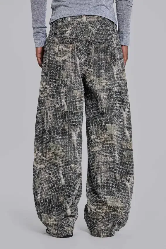 Colossus Jeans mit Woodland-Camo-Muster aus genadeltem Stoff
