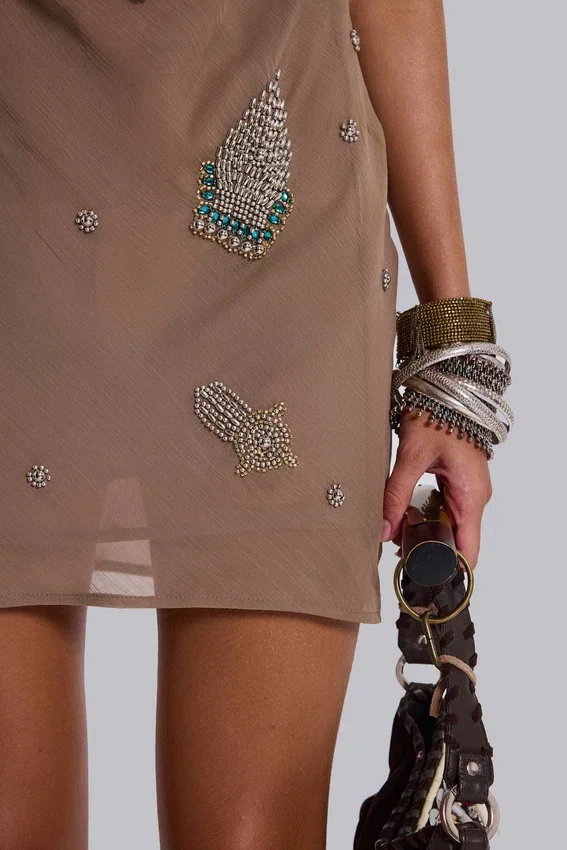 Doure Mini-Kleid mit Verzierungen und rückenfreiem Ausschnitt