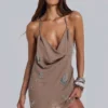 Doure Mini-Kleid mit Verzierungen und rückenfreiem Ausschnitt