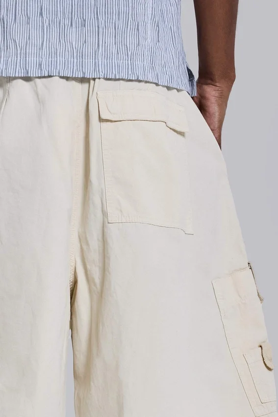 Ecru Parachute Cargo-Baggy-Shorts