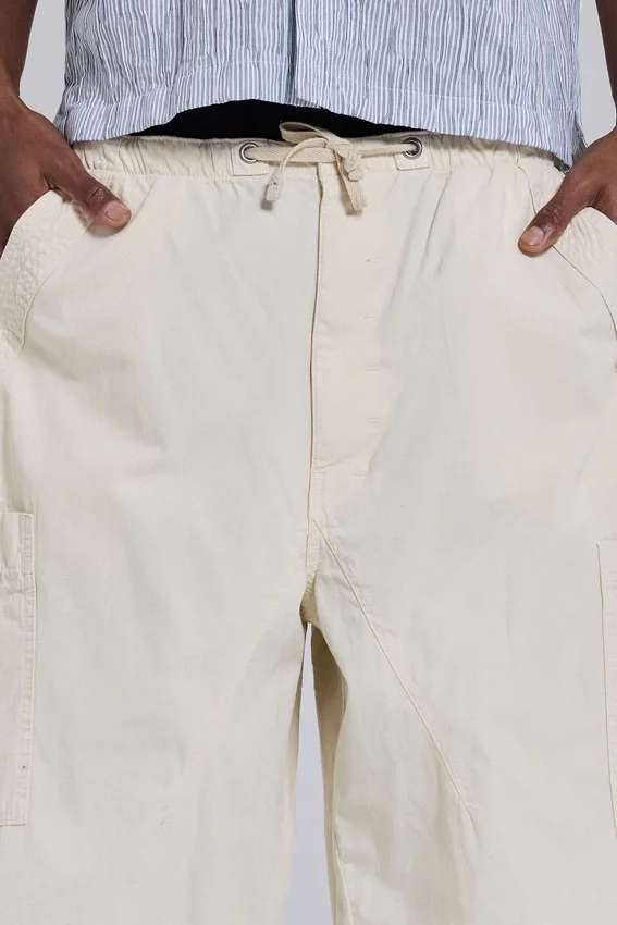 Ecru Parachute Cargo-Baggy-Shorts