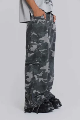 Gewaschene schwarze Cargohose im Trooper-Camo-Look