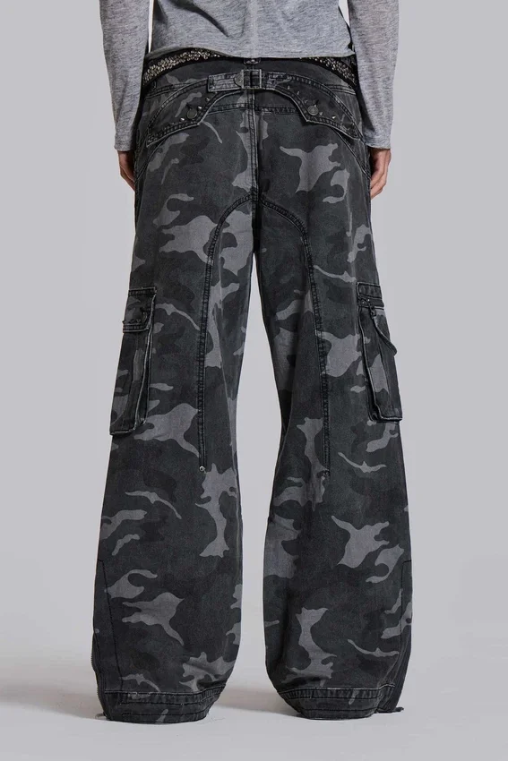 Gewaschene schwarze Cargohose im Trooper-Camo-Look