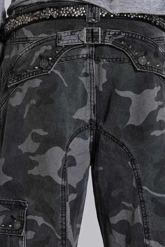 Gewaschene schwarze Cargohose im Trooper-Camo-Look