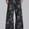 Gewaschene schwarze Cargohose im Trooper-Camo-Look