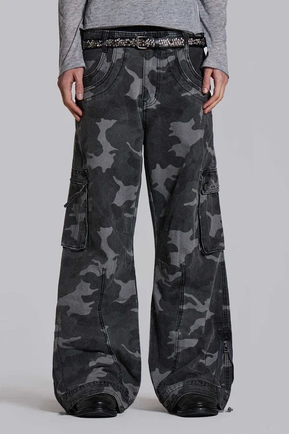 Gewaschene schwarze Cargohose im Trooper-Camo-Look