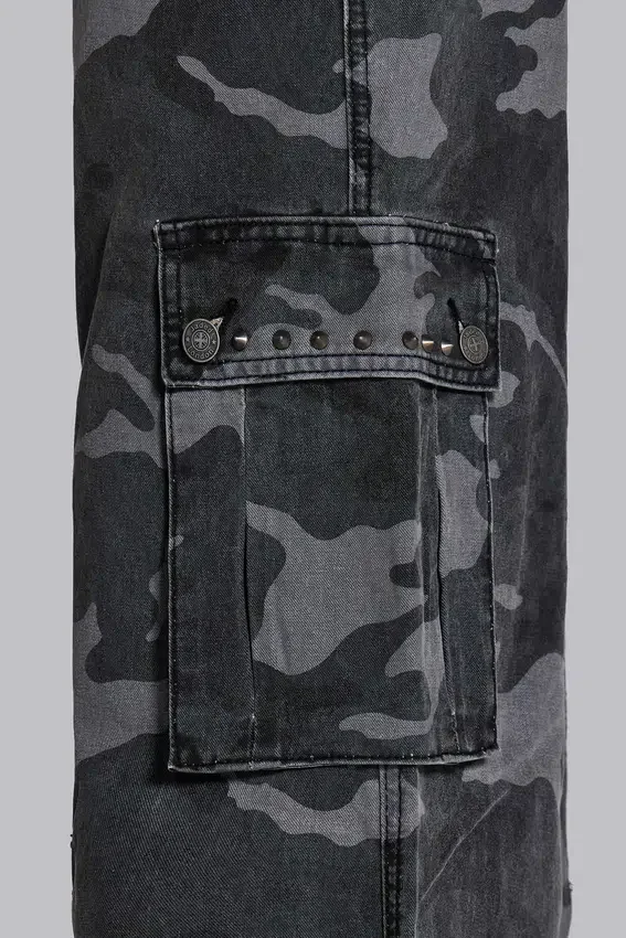 Gewaschene schwarze Cargohose im Trooper-Camo-Look