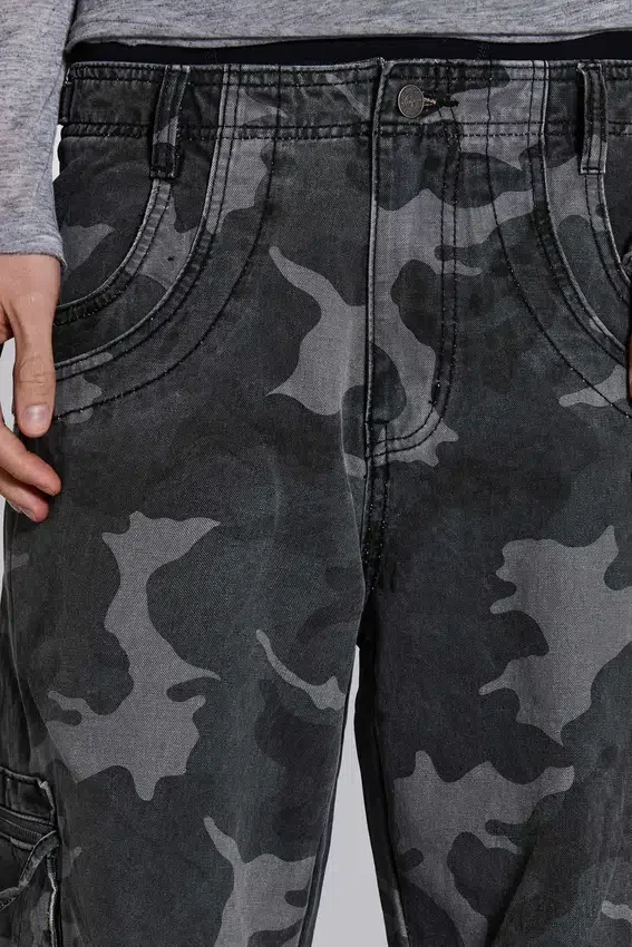 Gewaschene schwarze Cargohose im Trooper-Camo-Look