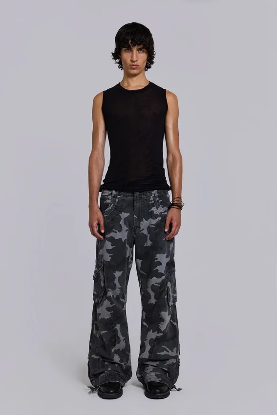 Gewaschene schwarze Cargohose im Trooper-Camo-Look