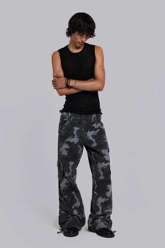 Gewaschene schwarze Cargohose im Trooper-Camo-Look