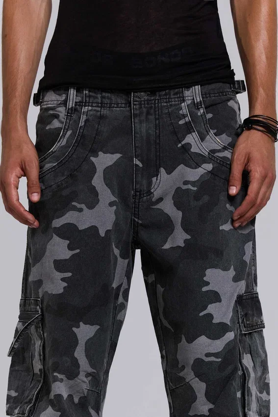 Gewaschene schwarze Cargohose im Trooper-Camo-Look