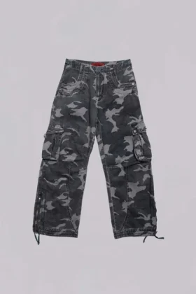 Gewaschene schwarze Cargohose im Trooper-Camo-Look