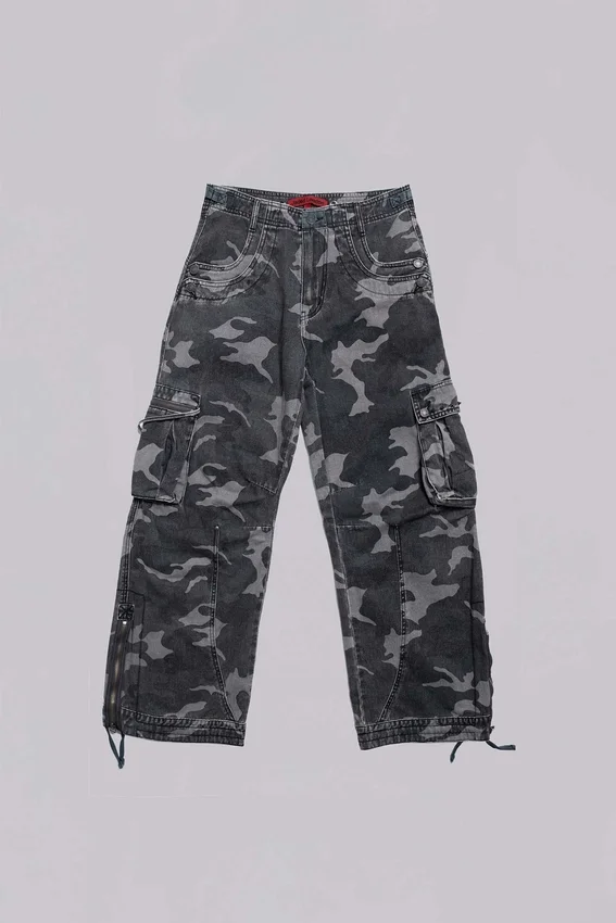 Gewaschene schwarze Cargohose im Trooper-Camo-Look