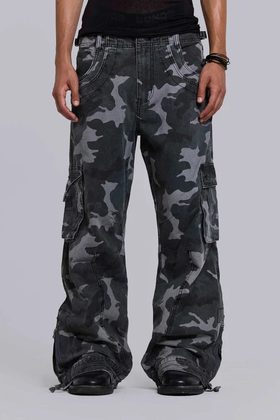 Gewaschene schwarze Cargohose im Trooper-Camo-Look