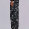 Gewaschene schwarze Cargohose im Trooper-Camo-Look