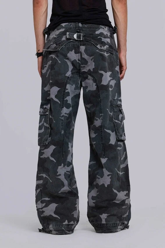 Gewaschene schwarze Cargohose im Trooper-Camo-Look
