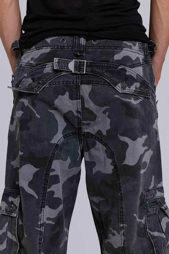 Gewaschene schwarze Cargohose im Trooper-Camo-Look