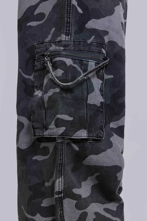 Gewaschene schwarze Cargohose im Trooper-Camo-Look